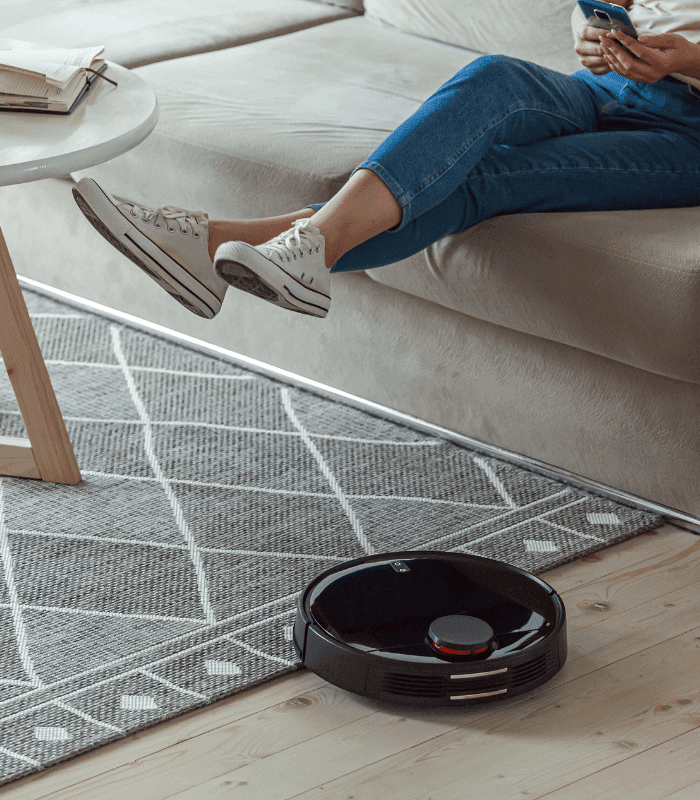 Un robot aspirateur intelligent dans un salon