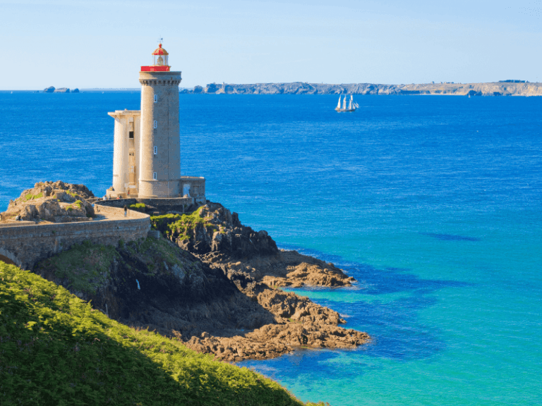 Phare breton, mer turquoise et falaises