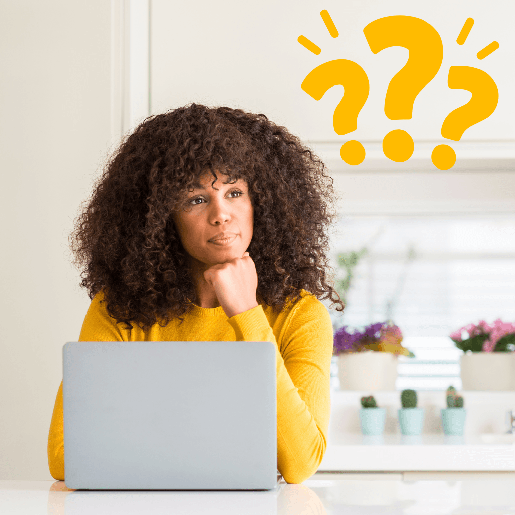 Femme devant un PC avec l'air pensif