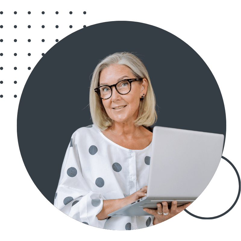 Femme d'affaires souriante avec un PC