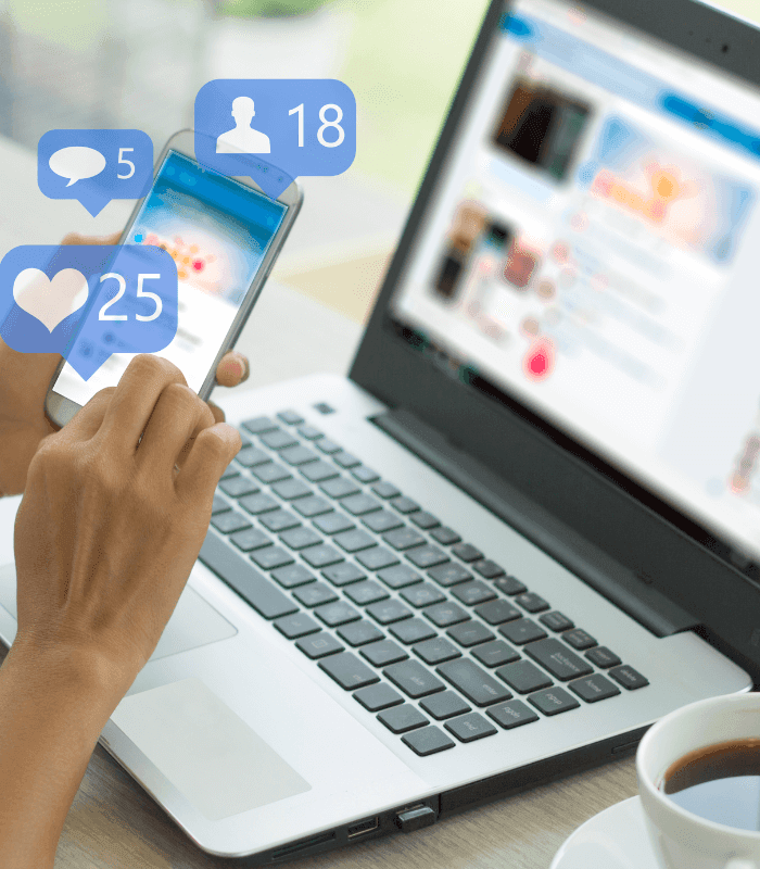 Une femme avec un smartphone et un pc sur les réseaux sociaux