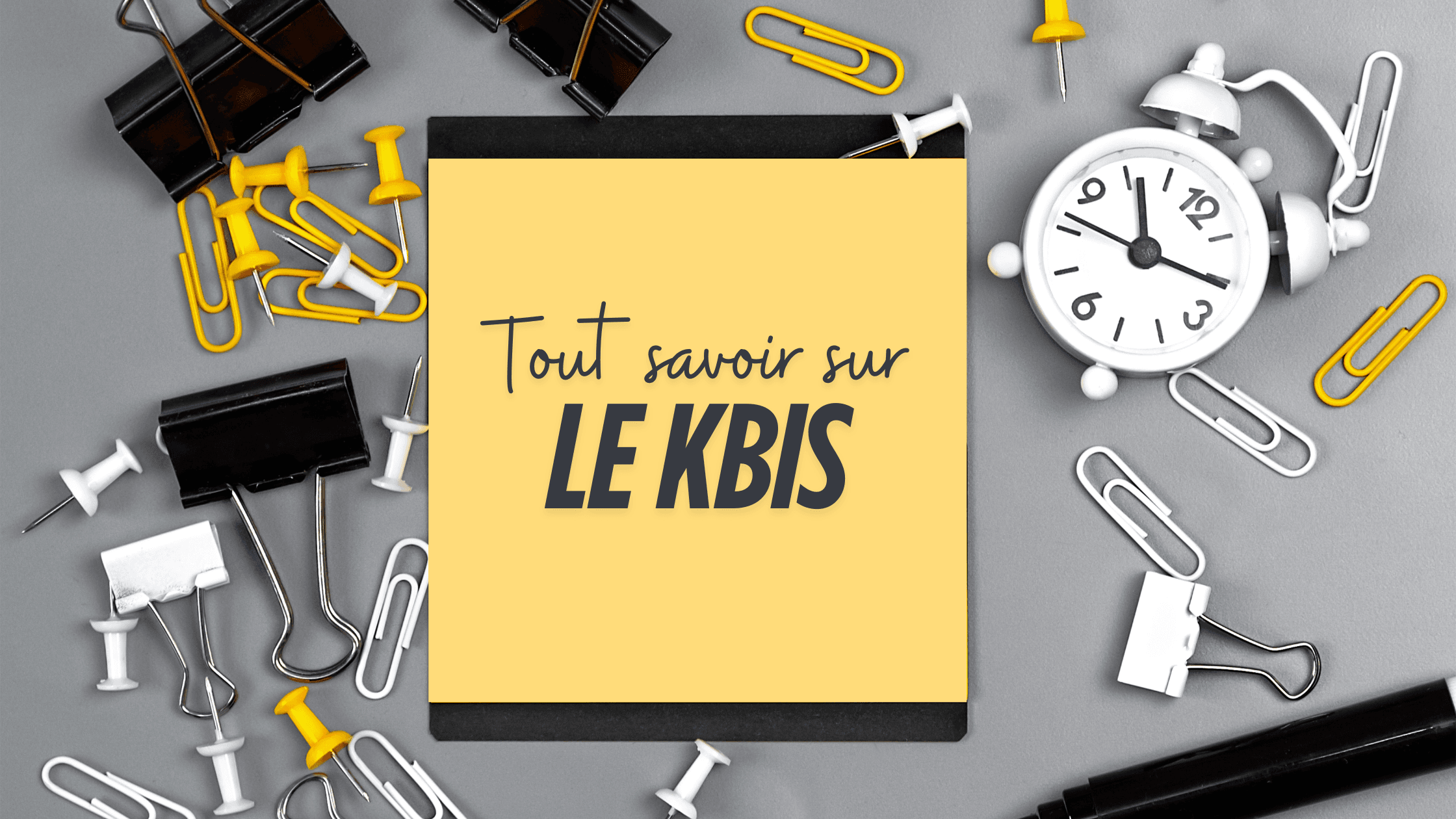 Post-it sur un bureau avec écrit "Tout savoir sur le KBIS"